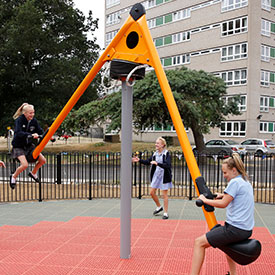 Children swinging on the Mobilus swing spinner 